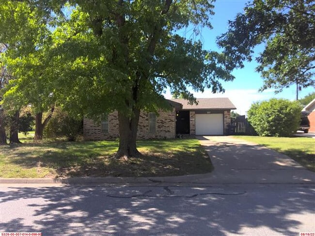property at 621 W Oxford Ave