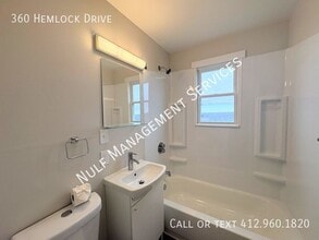 360 Hemlock Dr in Carnot-Moon, PA - Building Photo - Building Photo