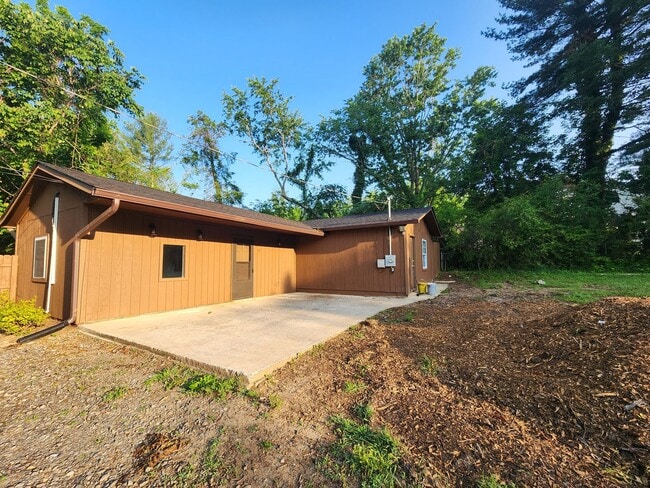 12 Marigold St in Asheville, NC - Foto de edificio - Building Photo