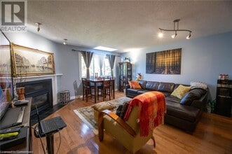 26 Moss Blvd in Hamilton, ON - Building Photo - Building Photo
