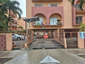 440 E 23rd St in Hialeah, FL - Building Photo