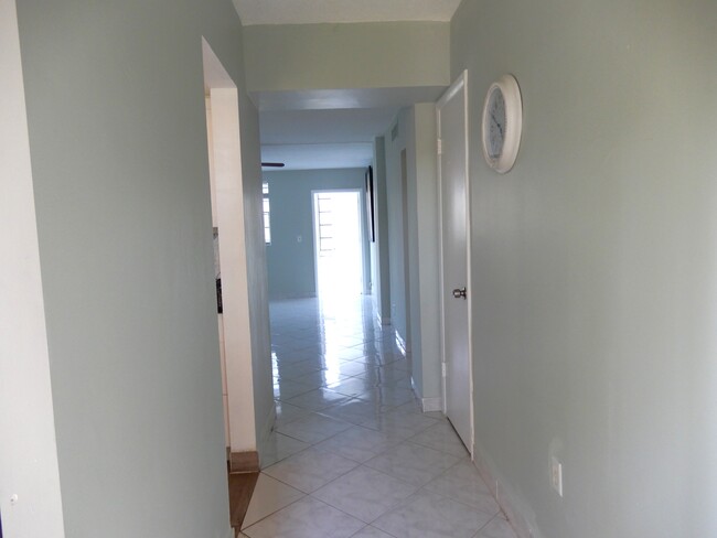 1333 E Hallandale Beach Blvd, Unit April Breeze in Hallandale Beach, FL - Building Photo - Building Photo