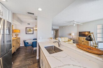 5800 NE Island Cove Way in Stuart, FL - Foto de edificio - Building Photo