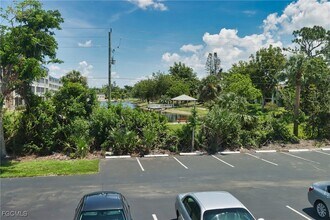 8109 Country Rd in Ft. Myers, FL - Building Photo - Building Photo