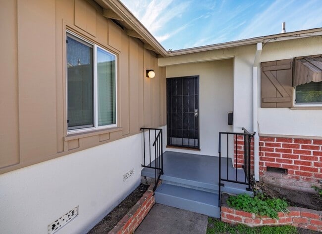 8123 Lindley Ave in Reseda, CA - Foto de edificio - Building Photo