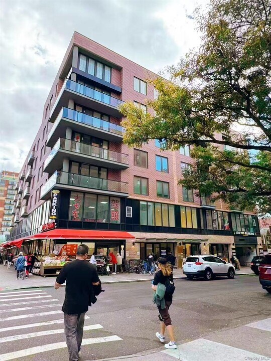 42-78-78 Main St in Queens, NY - Building Photo