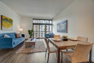 Burlington Tower in Portland, OR - Foto de edificio - Building Photo