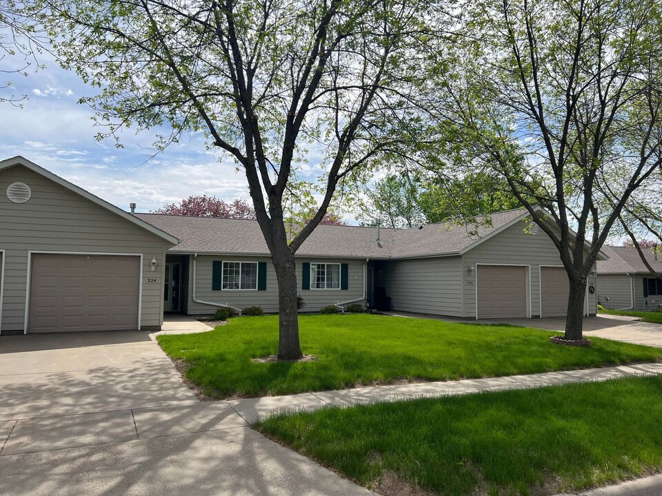 300 N Maple Ave in Brandon, SD - Building Photo