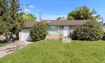 4421-4449 49 Ave in Bonnyville, AB - Building Photo