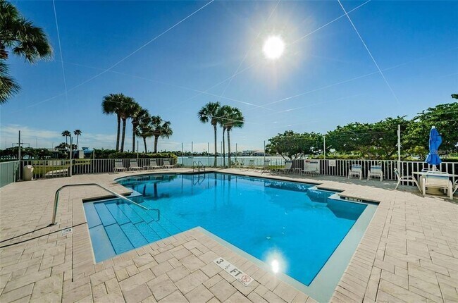 7912 Sailboat Key Blvd S in South Pasadena, FL - Building Photo - Building Photo