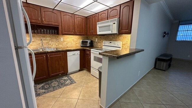 3300 W Rolling Hills Cir, Unit 708 in Davie, FL - Building Photo - Building Photo