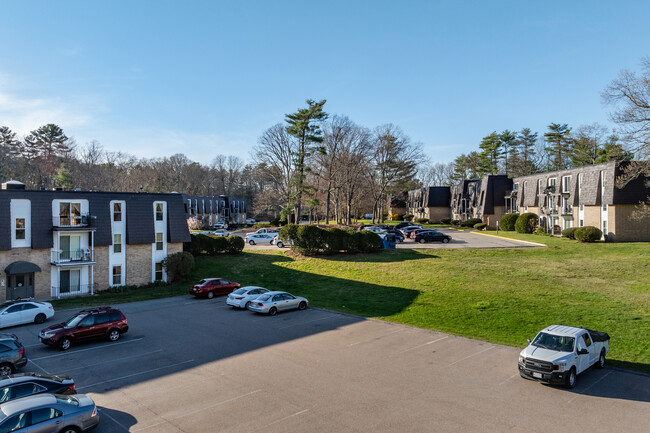 Shadowbrook Condominiums in Milford, MA - Foto de edificio - Building Photo