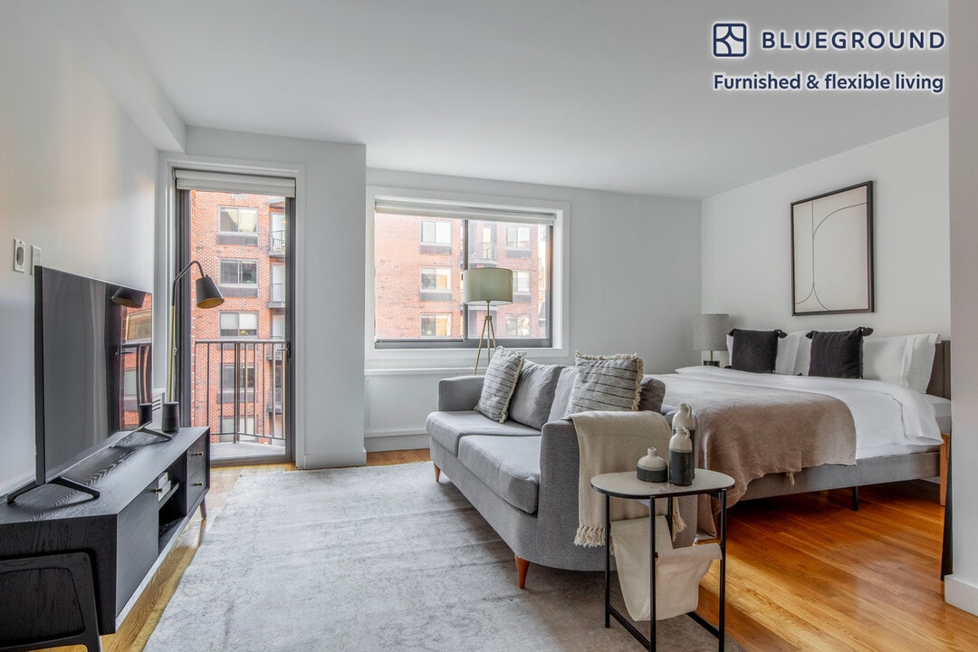 101 W 15th St in New York, NY - Building Photo