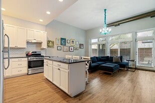 1650 W Wrightwood Ave, Unit J05P in Chicago, IL - Building Photo