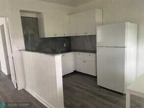 713 NE 3rd St-Unit -3 in Hallandale Beach, FL - Building Photo - Building Photo