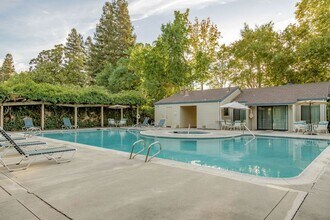 2280 Hurley Way-Unit -Condo in Sacramento, CA - Building Photo - Building Photo