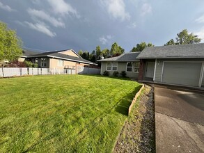 2538 NE Norton Ct in McMinnville, OR - Foto de edificio - Building Photo