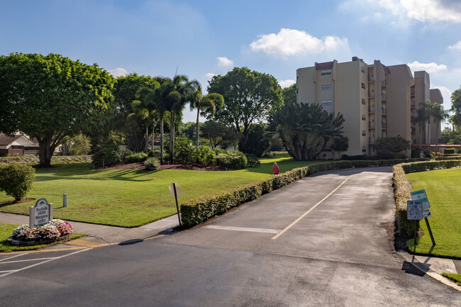 Poinciana Place in Lake Worth, FL - Foto de edificio - Building Photo