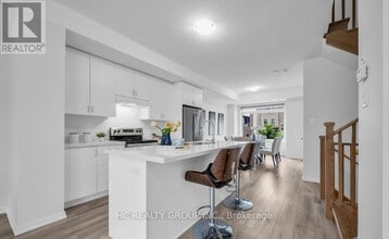 97 Crimson Forest Dr in Vaughan, ON - Building Photo - Building Photo