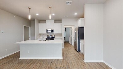 1326 Prairie Dr, Unit 221 in Bryan, TX - Foto de edificio - Building Photo