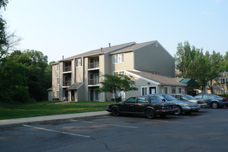 Camelot Hills in Lansing, MI - Foto de edificio - Building Photo