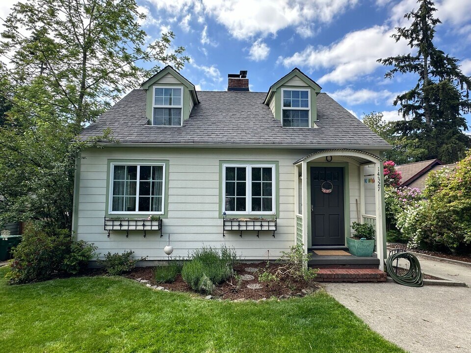 14327 36th Ave NE in Seattle, WA - Building Photo