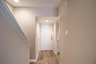 913 Memorial Village Dr in Houston, TX - Building Photo - Building Photo