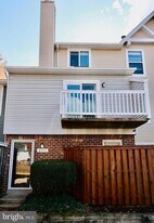 4393 Pembrook Village Dr in Alexandria, VA - Building Photo