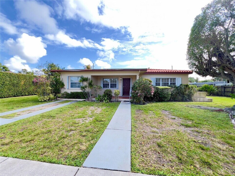 2101 SW 81st Ave in Miami, FL - Building Photo