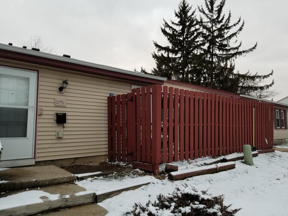 1751 Queensbury Cir in Hoffman Estates, IL - Building Photo