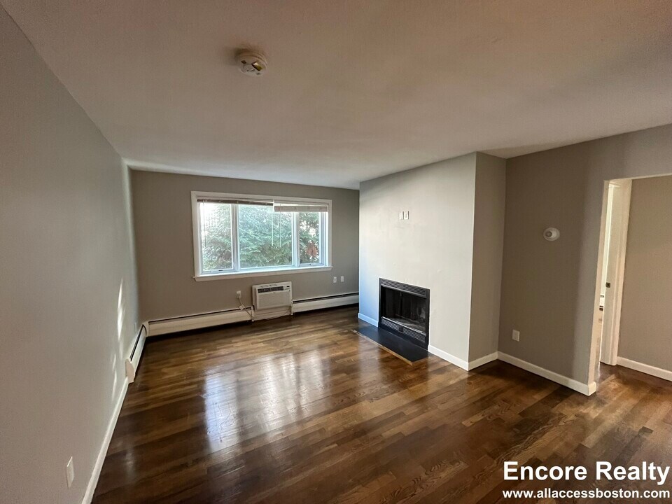 246 S Huntington Ave, Unit 3 in Boston, MA - Building Photo