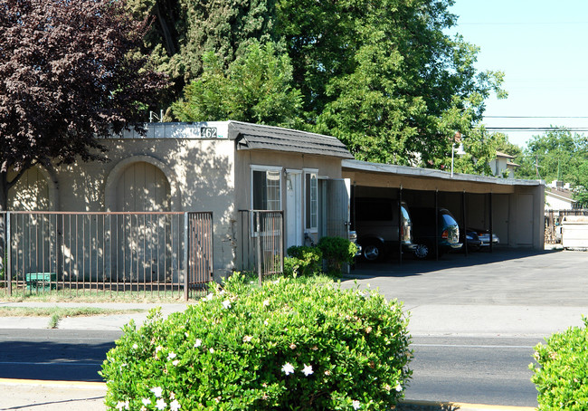 Chestnut Apartments in Fresno, CA - Foto de edificio - Building Photo