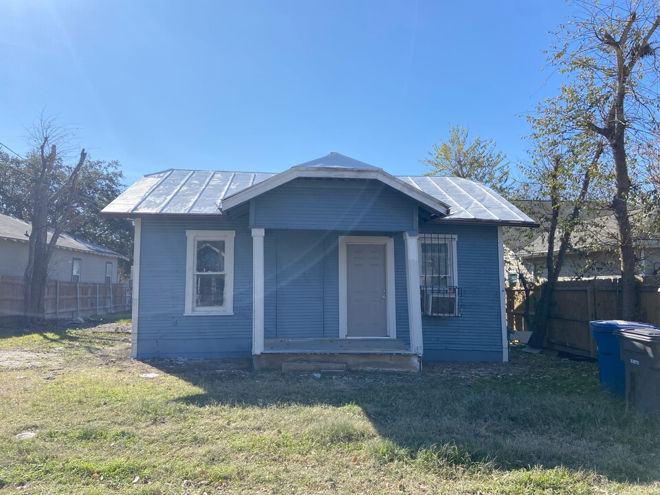 218 Fredonia St in San Antonio, TX - Building Photo