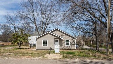 300 S 3rd St in Bonham, TX - Building Photo - Building Photo