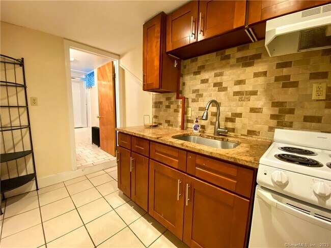 241 Edwards St in New Haven, CT - Building Photo - Building Photo