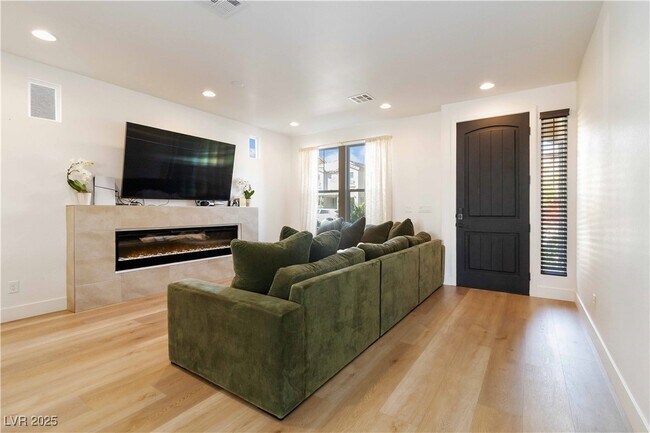 9758 Hawk Crest St in Las Vegas, NV - Building Photo - Building Photo