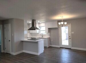 11216 Liberty School Rd in Azle, TX - Foto de edificio - Building Photo