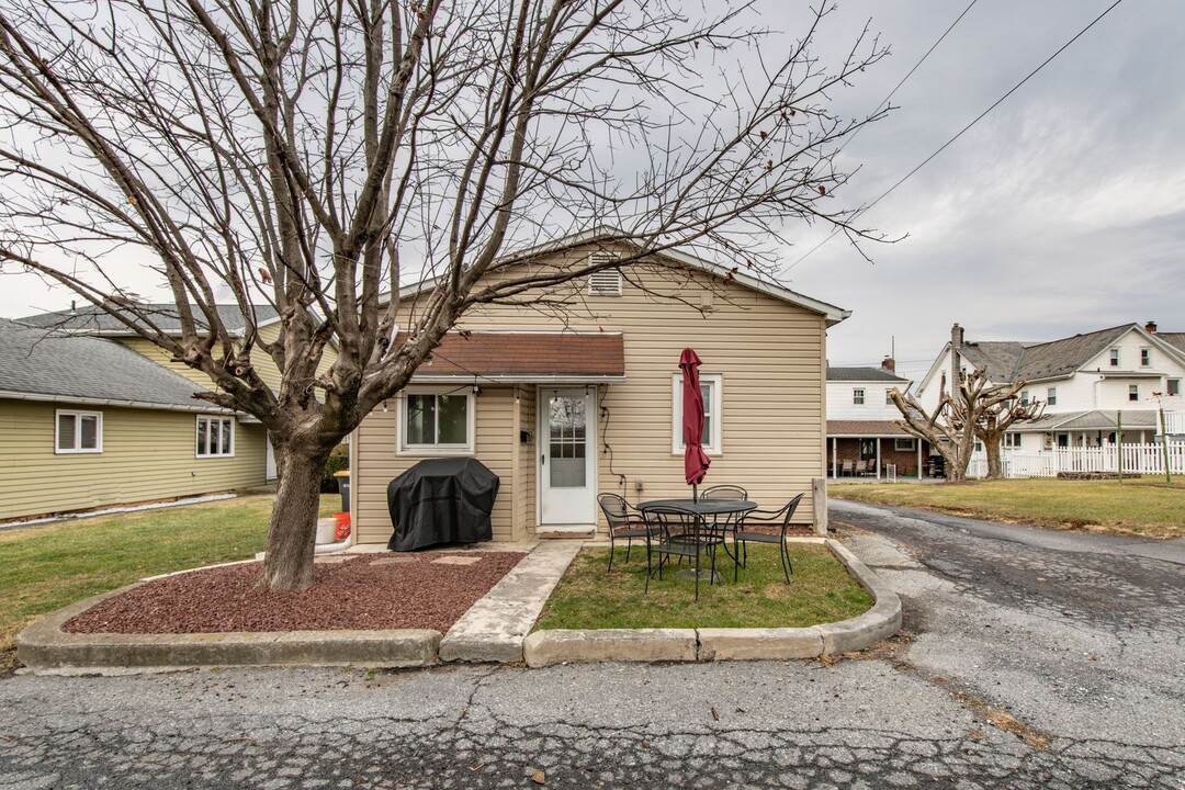 4726 Main St in Hokendauqua, PA - Building Photo