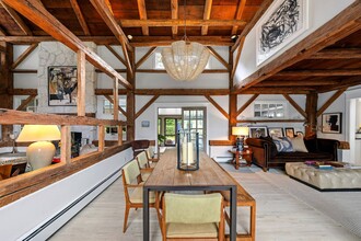 958 Cobb Rd W in Water Mill, NY - Foto de edificio - Building Photo