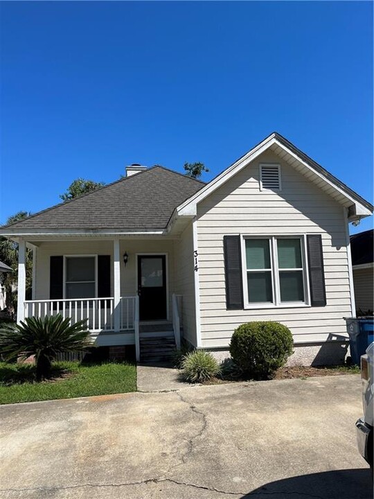 314 Maple St in St. Simons Island, GA - Building Photo