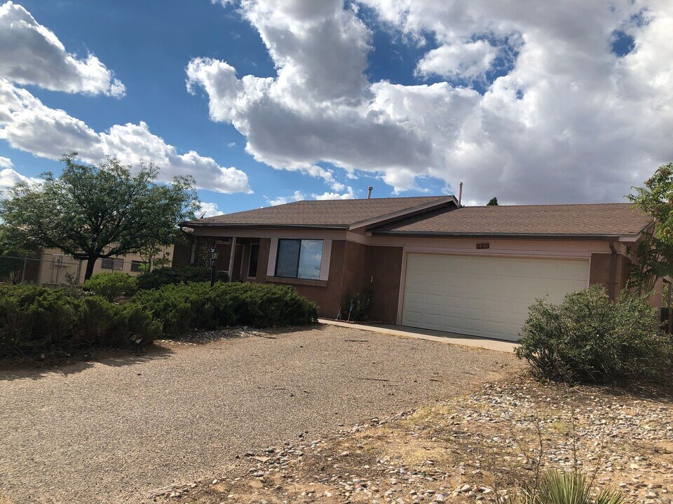 567 Apache Loop SW in Rio Rancho, NM - Building Photo