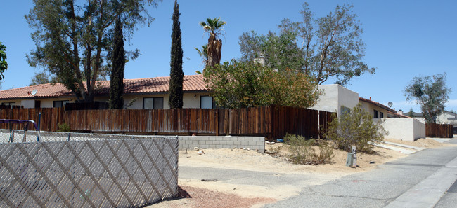 16377 Wato Rd in Apple Valley, CA - Building Photo - Building Photo