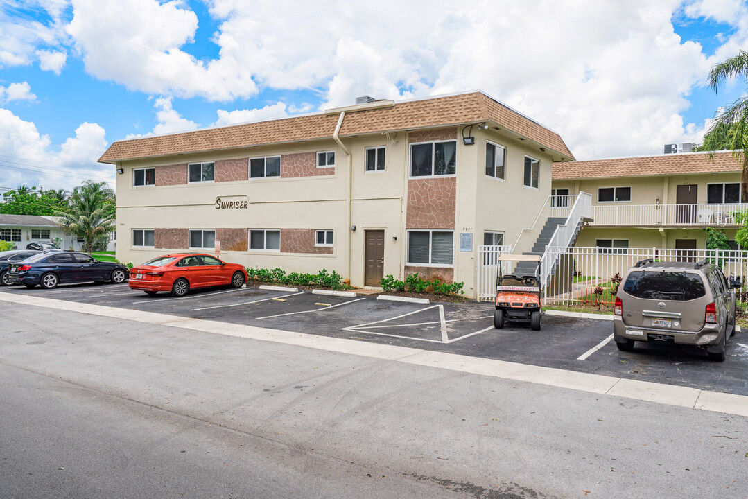 Sunriser Apartments in Sunrise, FL - Building Photo