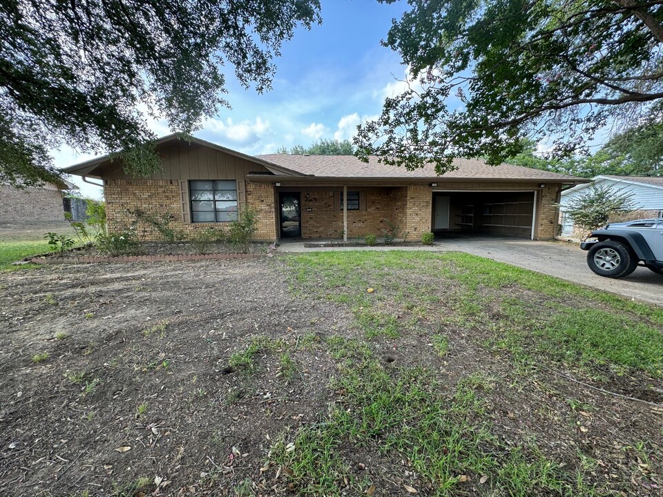 309 Alexander Rd in Mount Pleasant, TX - Building Photo