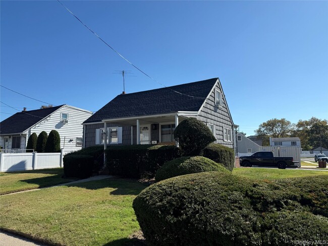 273 Mott Ave in Lawrence, NY - Building Photo - Building Photo