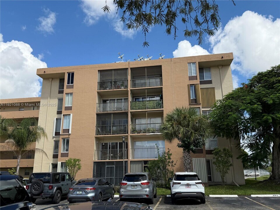 9150 Fontainebleau Blvd in Miami, FL - Building Photo