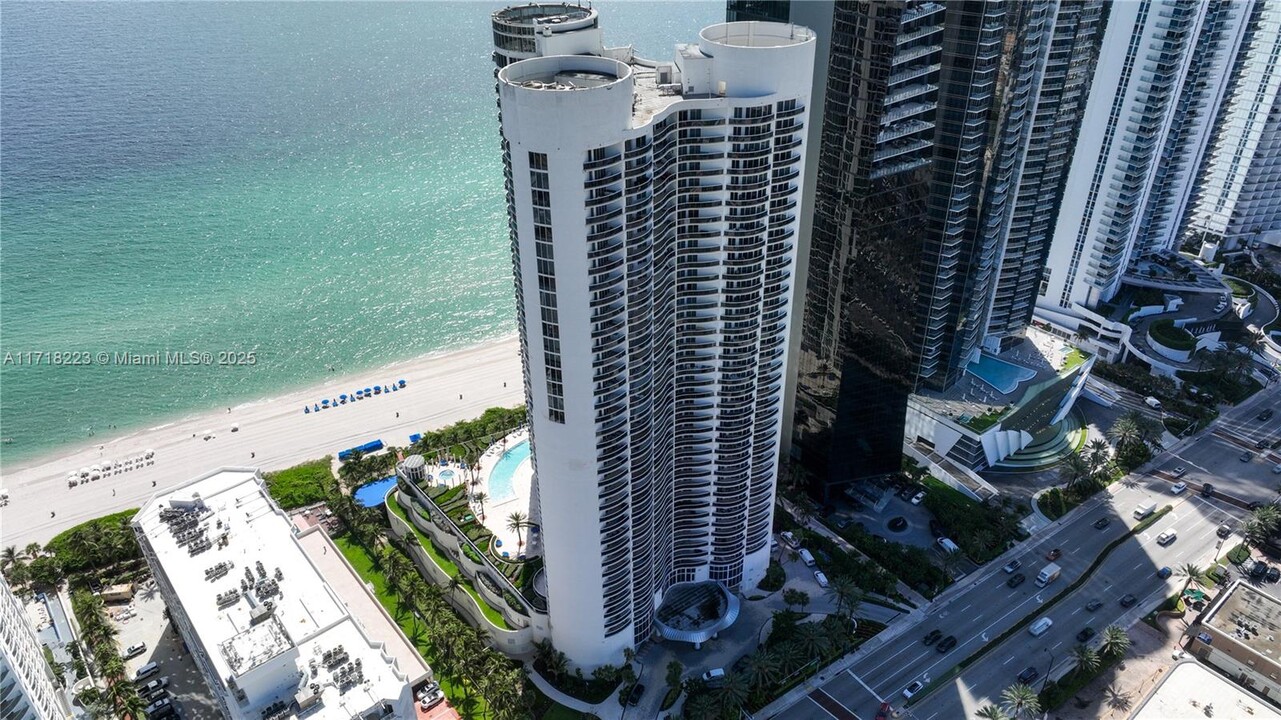 17201 Collins Ave in North Miami Beach, FL - Building Photo