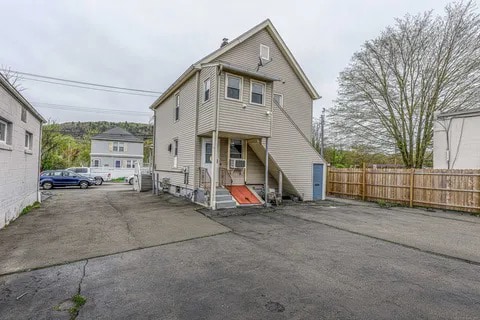 1668 Litchfield Tpke, Unit 2nd Fl in Woodbridge, CT - Building Photo - Building Photo