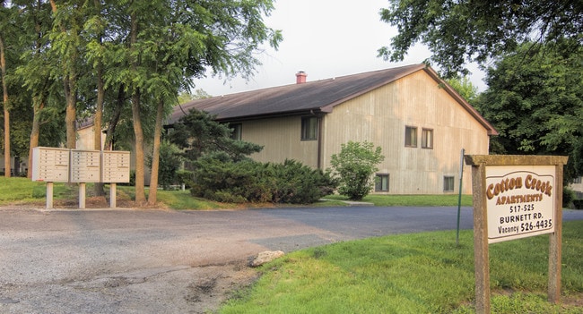 Cotton Creek Apartments in Island Lake, IL - Foto de edificio - Building Photo