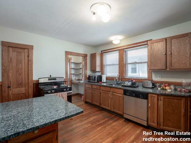 54 Upland Rd, Unit 2 in Somerville, MA - Building Photo - Building Photo